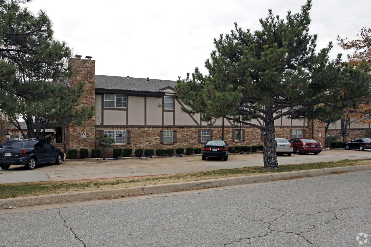 Hampton House Apartments in Oklahoma City, OK