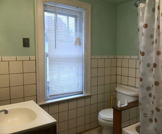 Foto del edificio - Charming 3-Bedroom Colonial with Finished Basement & Fireplace