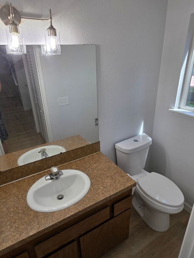 Building Photo - West Olympia 3bdr 1.5bath Townhome w/ garage & parking & addtional office