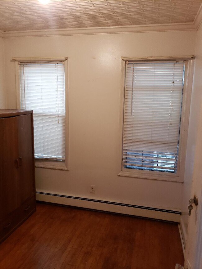 bed 1 - 76 Passaic St