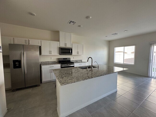Foto del edificio - Spacious 4 Bedroom 2.5 Bath Corner Lot Sin...