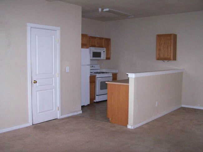 Foto del edificio - 3 Bed/2.5 Bath Townhome Style Unit in SW Bend - Attached Garage