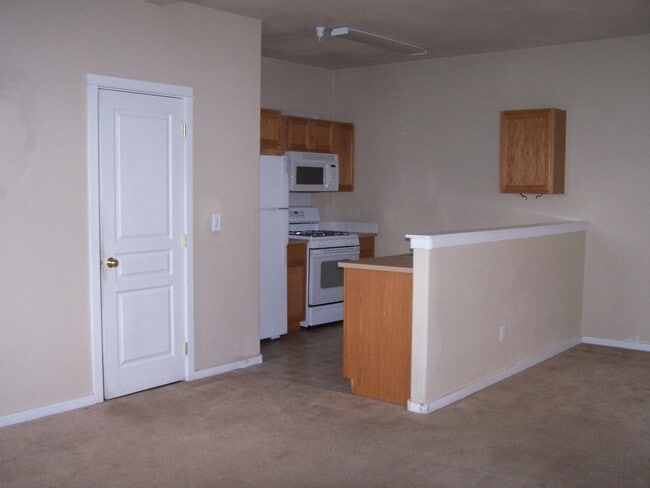Building Photo - 3 Bed/2.5 Bath Townhome Style Unit in SW Bend - Attached Garage