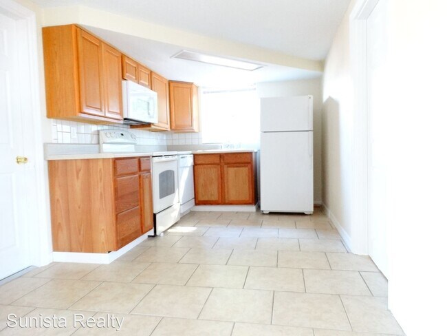 Building Photo - 3 br, 1 bath House - 9831 Rainbow Lane