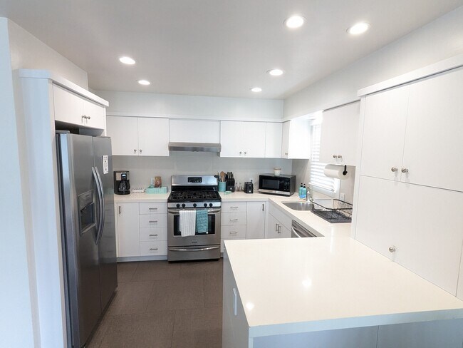 Building Photo - 722 Sunset Ct