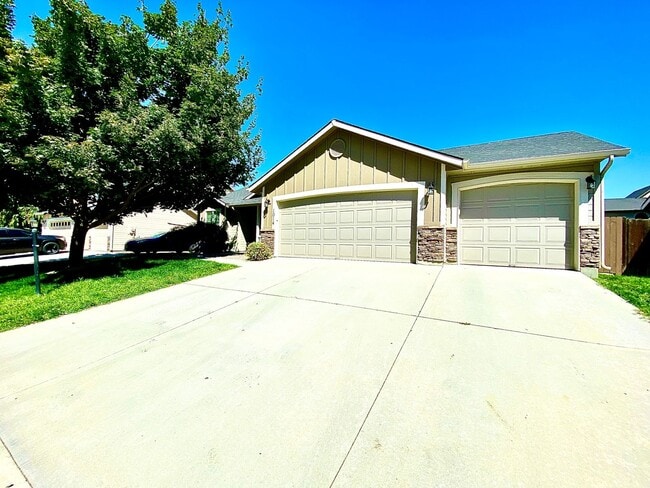 Building Photo - 4 bedroom PLUS office or 5th bedroom in NW Meridian Avail Mid August