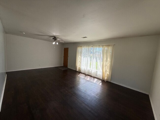 Building Photo - 4 Bed 2 Bath Home! In Highland School Dist...