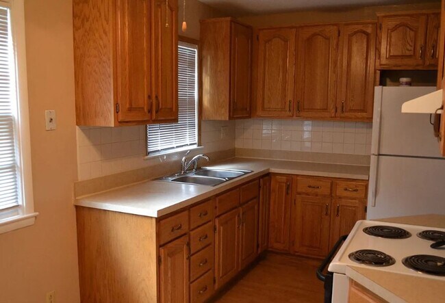 Foto del edificio - Schedule a Showing Today!!!