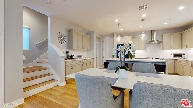 Building Photo - 4 br, 2.5 bath House - 2064 Woodland Walk
