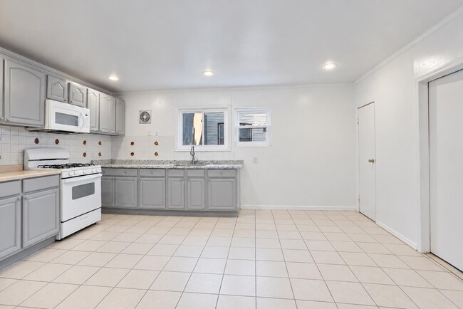 Building Photo - 303 43rd St