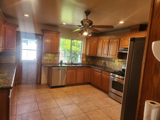 Kitchen - 922 S Bundy Dr