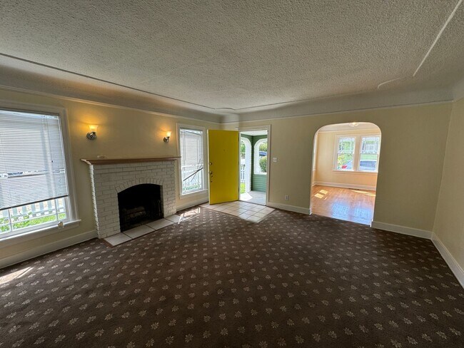 Building Photo - Nice 3 Bedroom/1.5 Bath Downtown Home with...