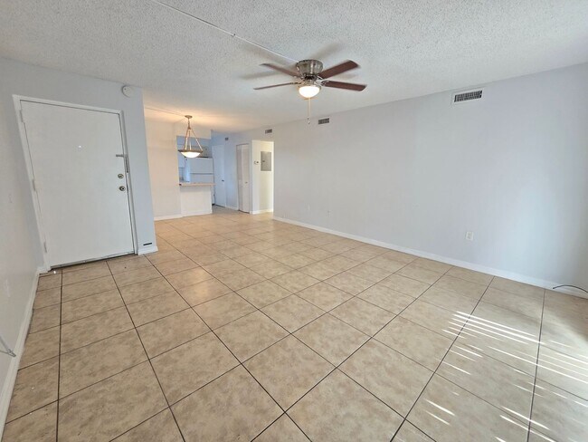 Foto del edificio - 2740 Hidden Lake Blvd