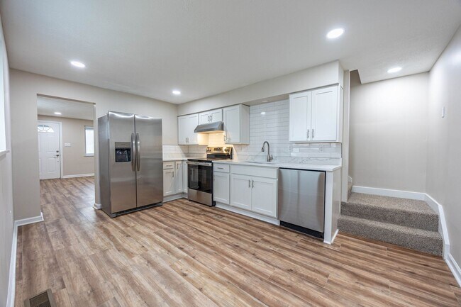 Foto del edificio - 4 Bed, 2 Bath Home in Morgan, PA AVAILABLE NOW!