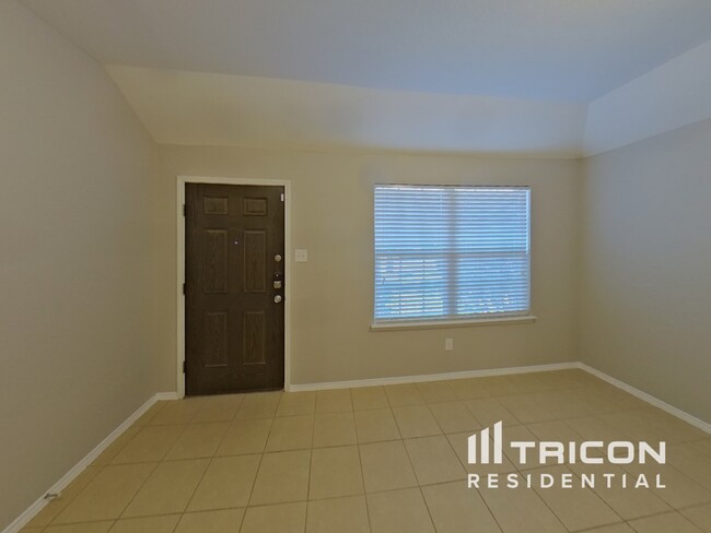 Foto del edificio - 1204 Honeywood Ln