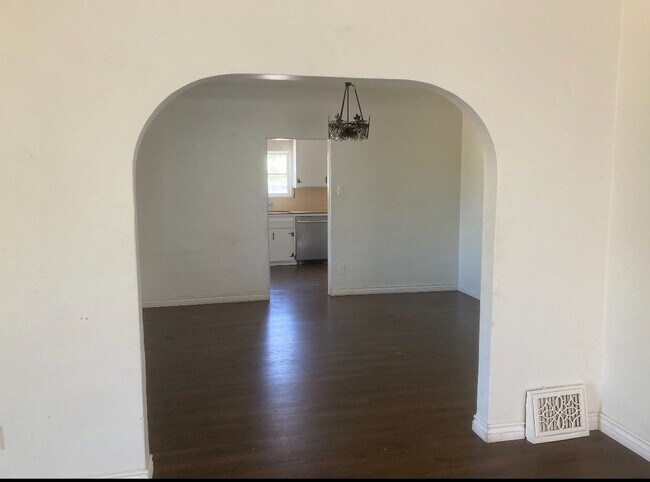 Building Photo - 3389 N Mountain View Ave