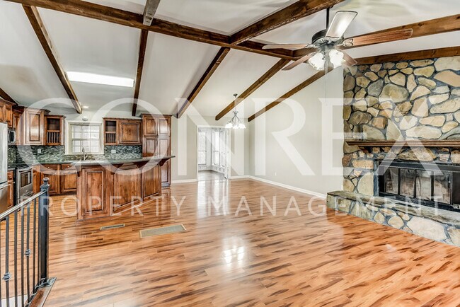Building Photo - Lake Access 4 Bedroom