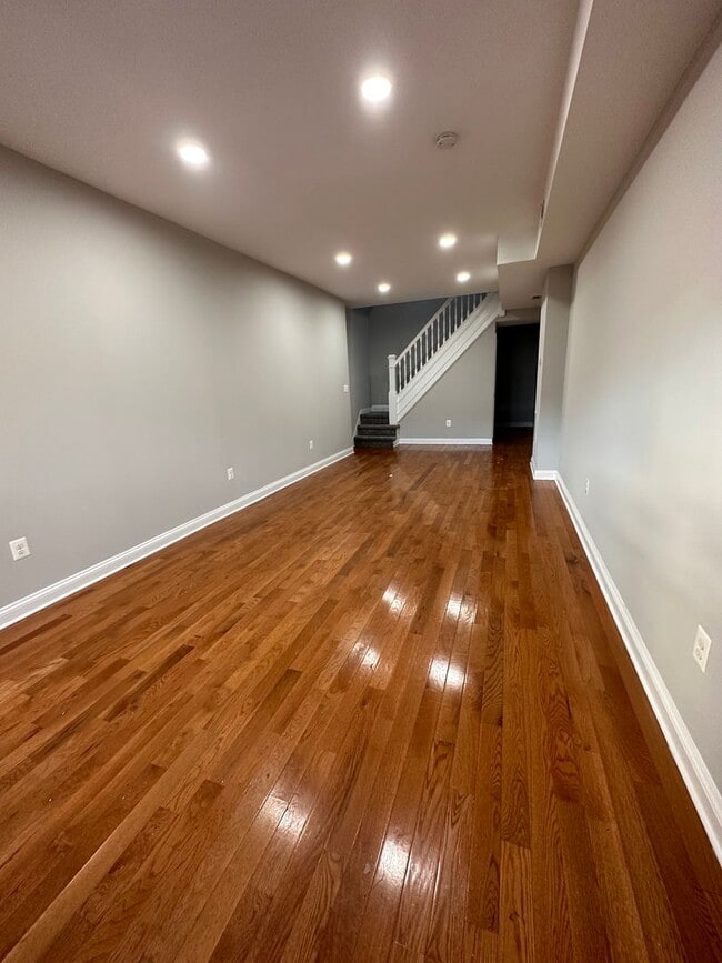 Building Photo - Recently Remodeled Large 2 Bedroom