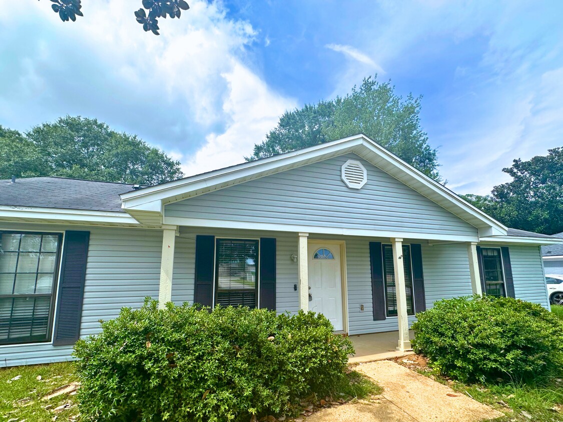 Foto principal - 9730 Trailwood Dr S