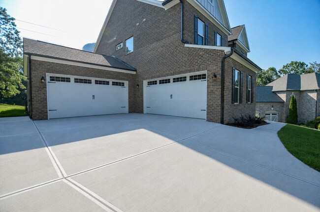 Foto del edificio - New Price | Brand-New 5 Bedroom Tega Cay Home with Flexible Lease Options