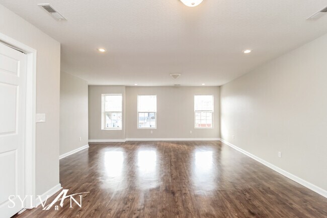 Building Photo - Lease today! No extra charge for contentme...