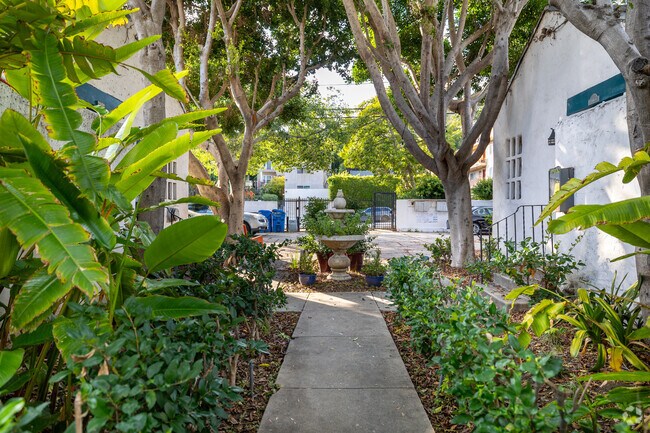 Patio - 2408 - 2416 1/2 N. Beachwood Dr