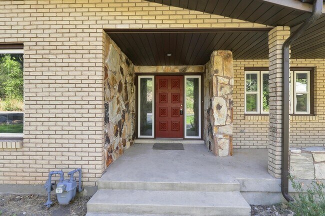 Building Photo - 650 Canyon Rd