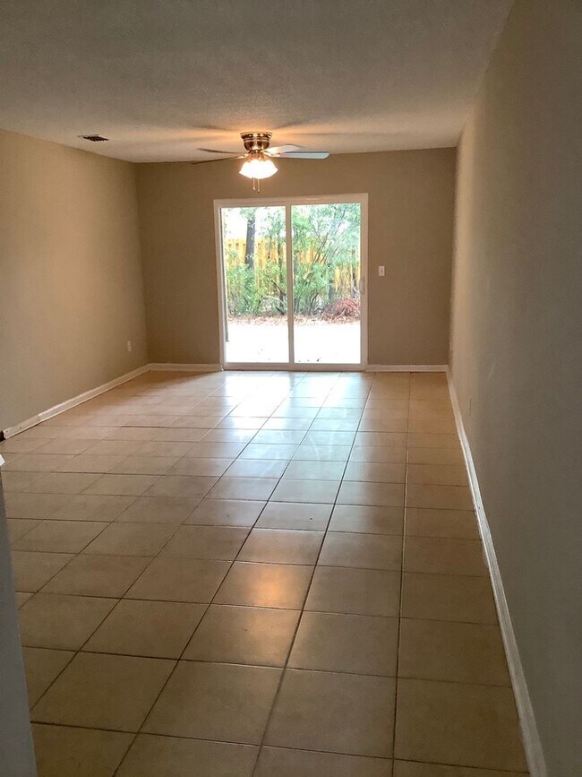 Building Photo - 2 Bedroom, 2 Bath Condo Minutes From Main ...