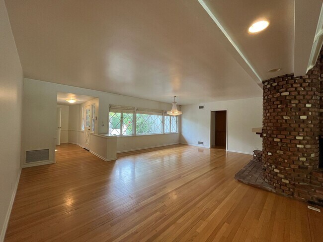 Foto del edificio - Encino 3+3 w/gated entry, pool + solar pan...