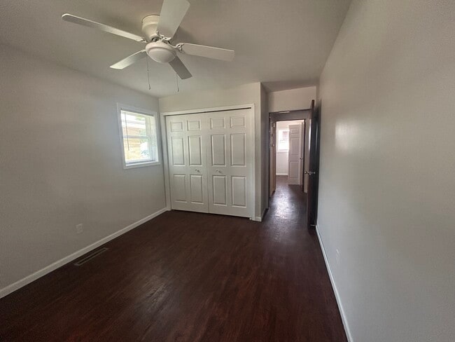 Larger bedroom - 1394 Shirley St