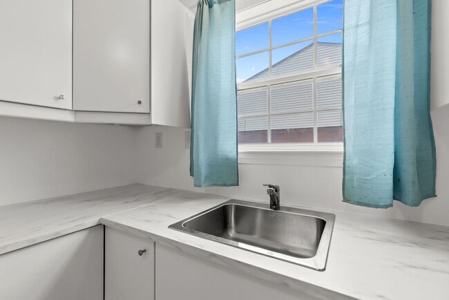 Building Photo - Now Available in Norfolk – Move-In Ready Townhouse!