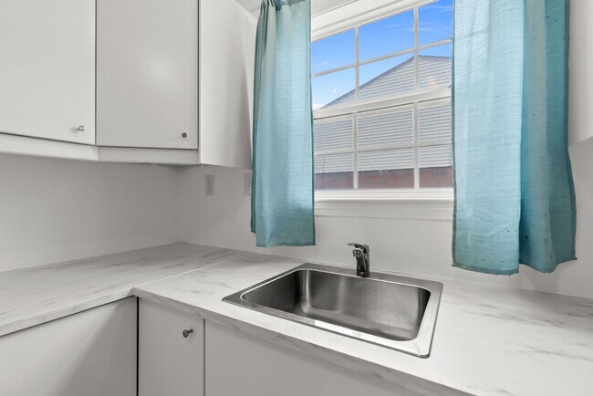 Foto del edificio - Now Available in Norfolk – Move-In Ready Townhouse!