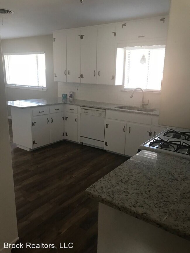 Building Photo - 3 br, 2 bath House - 4212 Selkirk Drive W