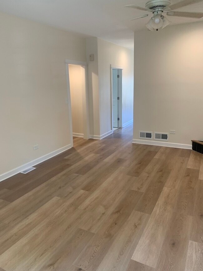 Foto del edificio - 2437 N Talman Ave