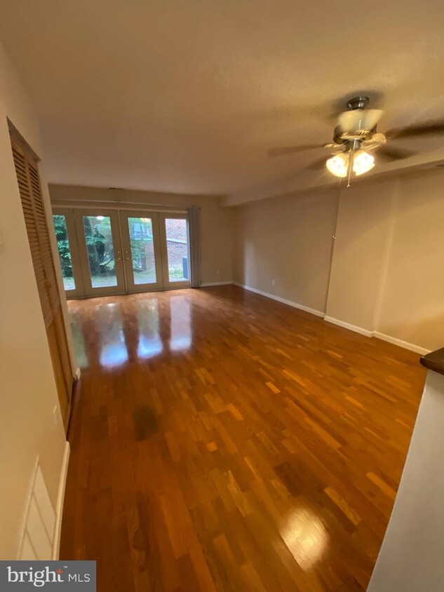 Primary Photo - 5 Kings Ct