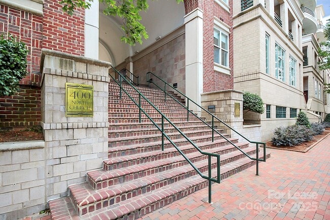 Foto del edificio - 400 N Church St