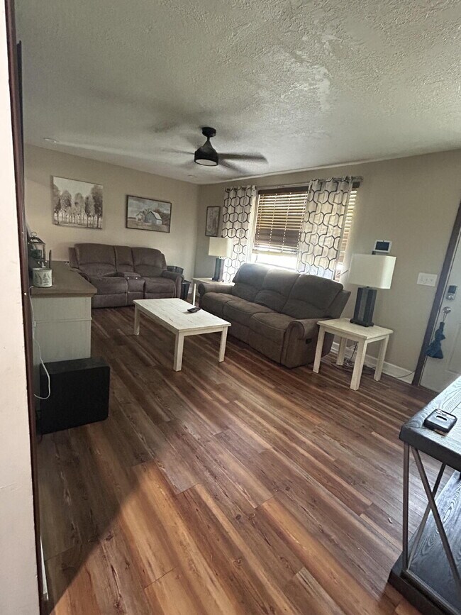 Foto del edificio - "Charming 3-Bed Home in Clarksville – Cozy Living with 1.5 Baths at 512 Appleton!"