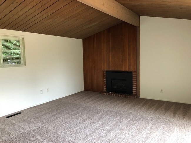 Building Photo - 102 NW 137th Ave