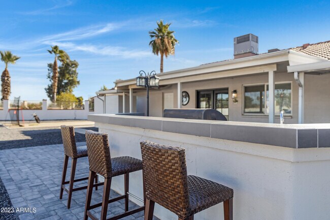 Building Photo - 10426 W Royal Palm Rd