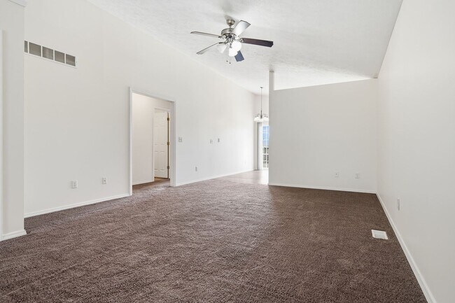 Foto del edificio - Beautiful 4 BR house in east Bloomington