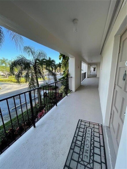 Foto del edificio - 3100 N Palm Aire Dr