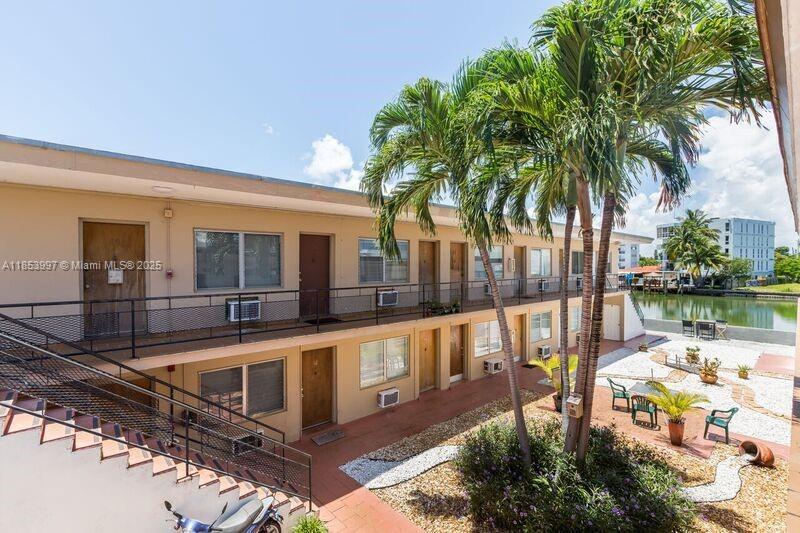 Foto del edificio - 8220 Byron Ave