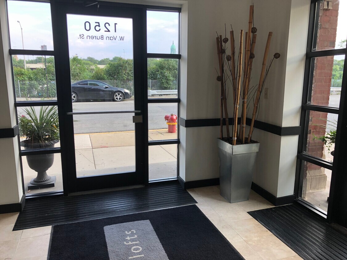 Foto principal - 1250 W Van Buren St