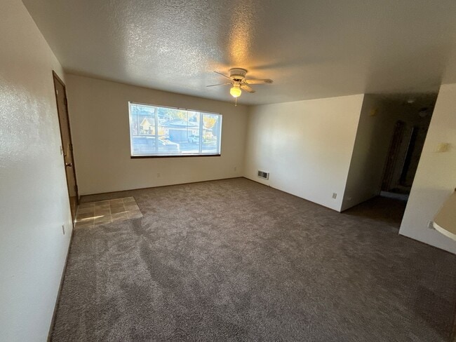 Foto del edificio - NE 3 Bdrm House, 2 Bath, New Carpet & Pain...