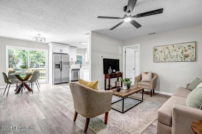 Foto del edificio - 6343 Ortega Farms Blvd