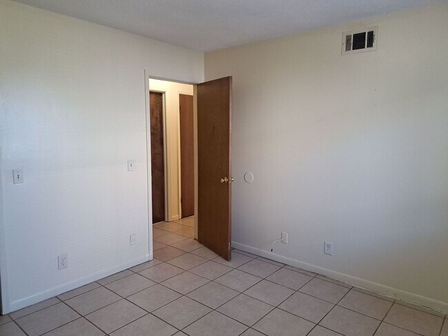 Foto del edificio - 3704 E 11th St