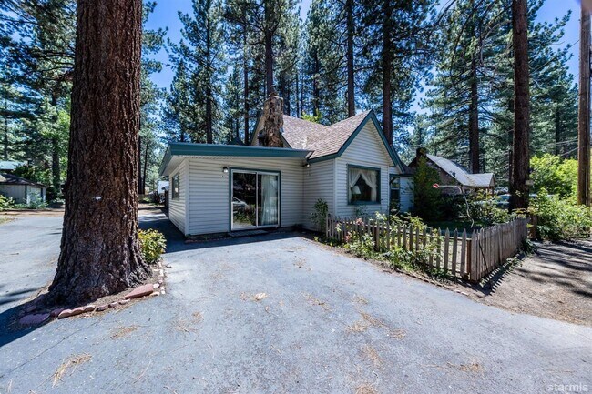 Building Photo - Large and Cozy 4BD for 8, home available f...