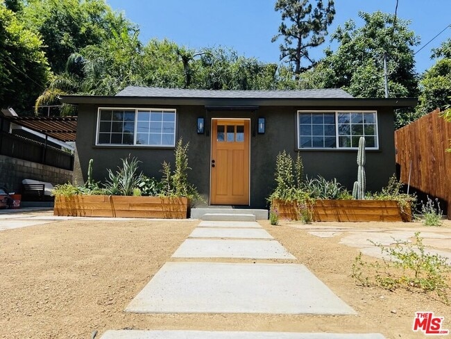 Building Photo - 3815 Fernwood Ave