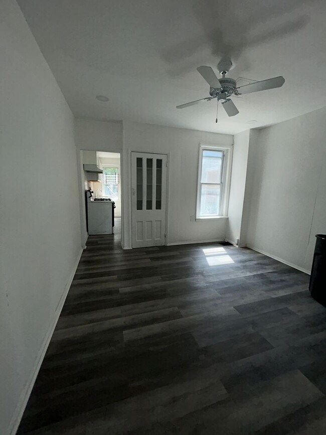 Building Photo - Cozy 4 Bedrooms READY TODAY!