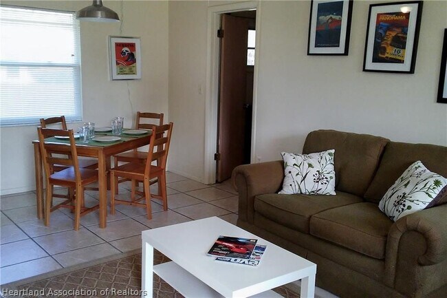 Foto del edificio - 3200 Country Hill Rd